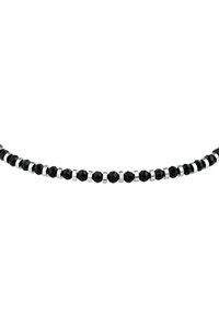 Perle nere sfaccettate alternate a piccoli anelli separatori in argento formano un delicato segmento di collana curvo su uno sfondo bianco.