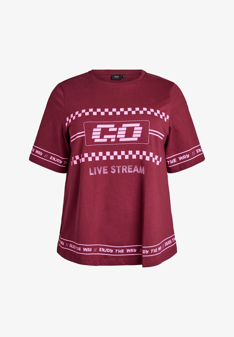 Bordová bavlnená tričko s krátkymi rukávmi, so zvýrazneným ružovým textom "GO LIVE STREAM" a kockovanými detailmi na tele a rukávoch.