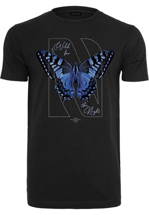 Sort bomulds T-shirt med et stort blåt sommerfugl grafisk design, teksten "Wild for the Night" og minimalistiske hvide accenter. Regular fit.