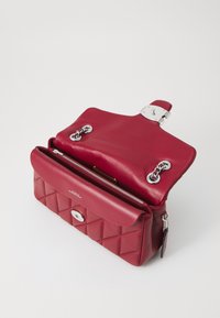 COACH QUILTED TABBY SHOULDER BAG - Olkalaukku - dark ruby