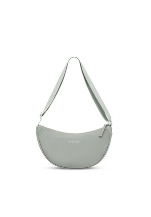 Lichtgrijze schoudertas in de vorm van een halve maan met verstelbare band en rits, "Kapten & Son" logo gecentreerd aan de voorkant.