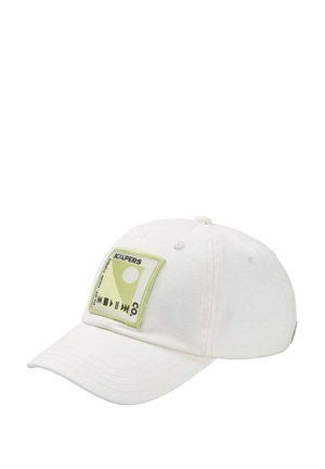 Weiße Baumwoll-Baseballmütze mit einem rechteckigen grünen Patch, auf dem Text und ein kreisförmiges Design abgebildet sind. Mit gebogenem Schirm und verstellbarem Verschluss im hinten.
