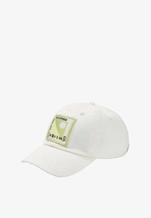 Cappellino da baseball bianco in cotone con un patch verde rettangolare contenente testo e un design circolare. Visiera curva e chiusura posteriore regolabile.