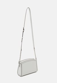 Šedá strukturovaná kožená kabelka přes rameno s zakřiveným vrškem, minimalistickým designem a stříbrným řetězovým popruhem. Disponuje kontrastním lemem a zipovým uzávěrem.