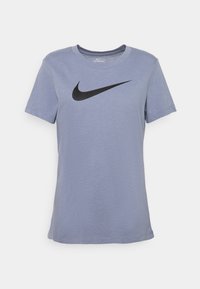 Ljusblå bomullströja med rundad halsringning, korta ärmar och en framträdande svart Nike swoosh-logotyp på framsidan. Mjuk textur.