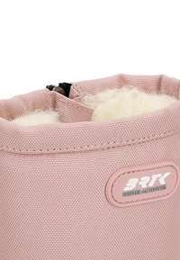 Borsa in tessuto rosa con superficie testurizzata, dotata di morbida fodera bianca. Include una cerniera nera e una patch in gomma con logo.