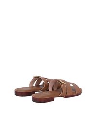 Bruine leren sandalen met meerdere brede banden, een vlakke houten zool en een gouden gespaccent. Getextureerde binnenzool voor comfort.