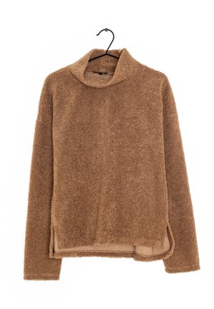 Bruine fleece trui met lange mouwen, een hoge kraag en zijsplitten, hangend aan een zwarte hanger tegen een witte achtergrond.