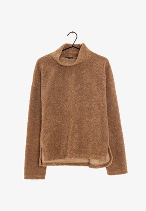 Pull-over en polaire marron à manches longues avec un col montant et des fentes latérales, suspendu à un cintre noir sur un fond blanc.