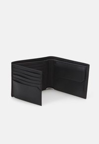 Portafoglio in pelle nera con più scomparti per carte, un vano per contanti e un design pieghevole. Texture liscia con dettagli di cucitura sottili.