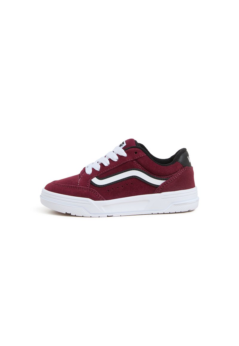 Sneaker in camoscio bordeaux con lacci bianchi, dettagli neri e suola in gomma bianca. Presenta una classica striscia laterale e perforazioni per la ventilazione.