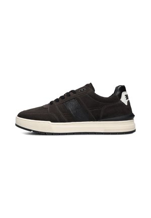 Baskets en suede noir avec une semelle blanche, présentant un accent en cuir noir texturé et un logo, un bout rond et des lacets plats.