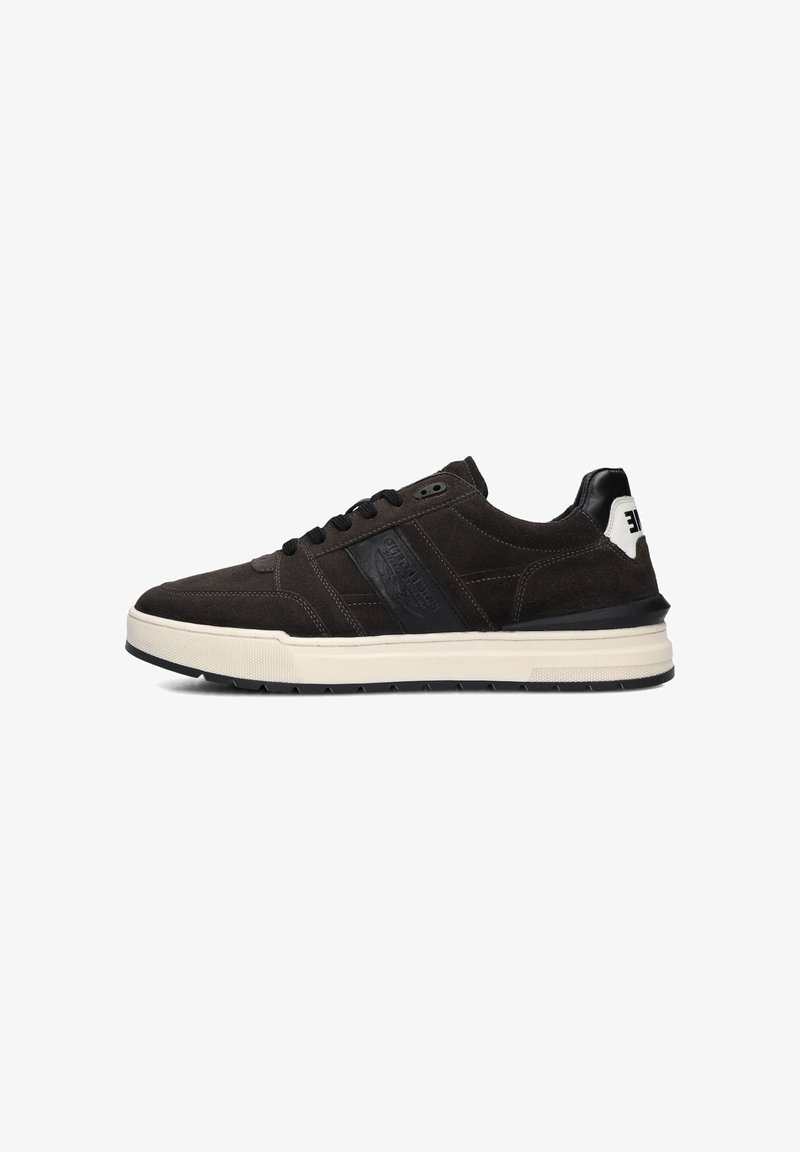 Zwarte suède sneaker met een witte zool, voorzien van een getextureerde zwarte leren accent en logo, ronde neus en platte veters.