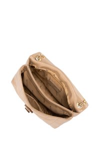 Borsa in pelle beige con design trapuntato, hardware dorato e più scomparti interni. Presenta un dettaglio decorativo a catena.