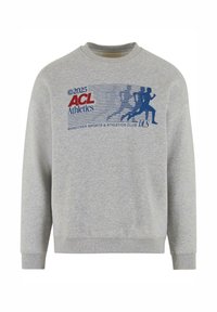 Sweatshirt gri cu guler rotund, text grafic albastru "©2025 ACL Athletics" și figuri în mișcare. Material moale, cu manșete și tiv ribbate.