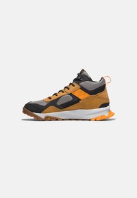 Hochtop-Sneaker aus einer Mischung von grauen, schwarzen und braunen Materialien. Verfügt über eine strukturierte Sohle, orangefarbene Akzente und ein Schnürdesign.
