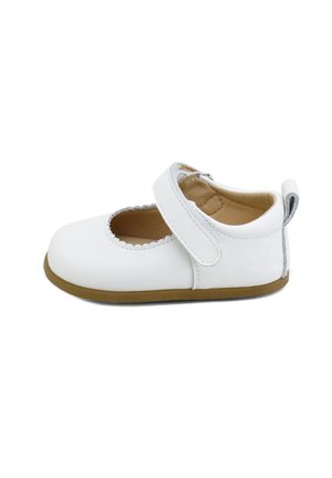 Zapato Mary Jane blanco para bebé con borde festoneado, correa de velcro ajustable y suela marrón claro sobre fondo blanco.