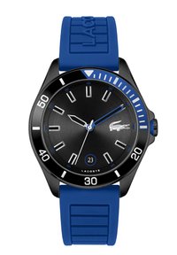 Reloj deportivo con una esfera negra, acentos azules y una correa de silicona azul. Las características incluyen manecillas luminosas, marcadores de hora y una pantalla de fecha a las 23.