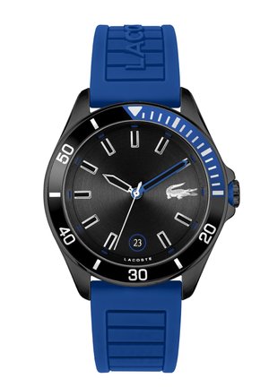 Reloj deportivo con una esfera negra, acentos azules y una correa de silicona azul. Las características incluyen manecillas luminosas, marcadores de hora y una pantalla de fecha a las 23.