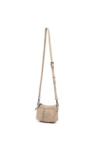 Borsa a tracolla in pelle beige con tracolla regolabile, caratterizzata da dettagli borchiati sul davanti, chiusura con zip e una finitura testurizzata.