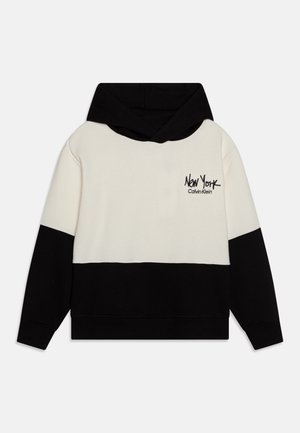 Sudadera con capucha en bloques de color negro y crema. Cuenta con capucha y puños negros, logo "New York Calvin Klein" bordado en el pecho, tela suave.