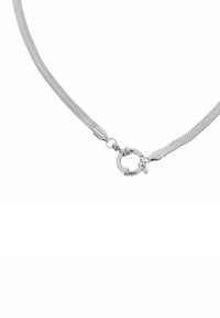 Collana in argento con un design piatto e flessibile. Presenta una chiusura circolare e una superficie liscia e lucida per un riflesso brillante.