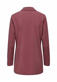 Camicia a maniche lunghe bordeaux con colletto e texture liscia, caratterizzata da un orlo dritto e senza chiusure visibili sul retro.