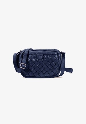 Borsa a tracolla in pelle blu navy con texture intrecciata, cinturino regolabile e chiusura a zip. Presenta una piccola placca rettangolare con logo.