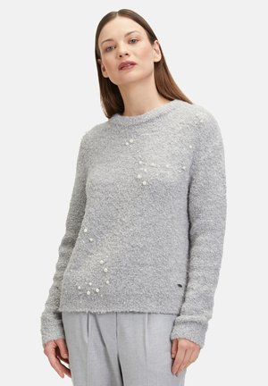 Pull en maille gris clair avec un col rond, orné de petites perles blanches, doté de manches longues et d'une coupe légèrement ample.