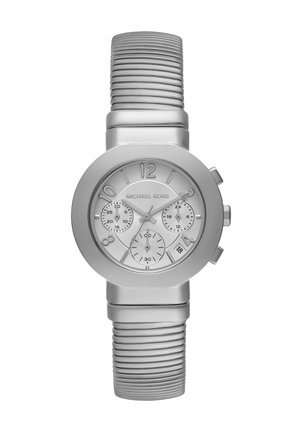 Hopeakylkinen Michael Kors -kello, jossa on pyöreä näyttö, teksturoitu kellotaulu, kolme pientä kronografi-alataulua ja uurrettu metallinen ranneke.