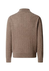 Bruine gebreide sweater met ribbeltextuur, hoge kraag en lange mouwen. Het ontwerp heeft een kabelbreipatroon dat door de stof loopt.