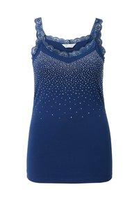 Navyblauw tanktop met kantafwerking en een asymmetrische schikking van zilveren strassteentjes, wat een geleidelijk sprankelend effect creëert. Zachte stoftextuur.