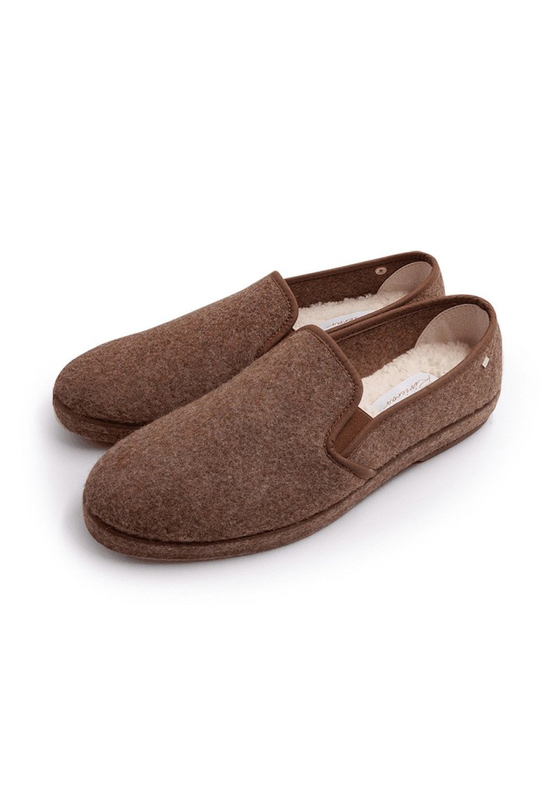 Braune Wollslipper mit einem einfachen Slip-On-Design, runder Zehenform und weicher, strukturierter Oberfläche. Das Innere ist mit einem plüschigen Material ausgekleidet, um Komfort zu bieten.