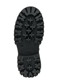 Semelle de chaussure en caoutchouc noir avec un motif de semelle présentant de profonds sillons et des crampons hexagonaux pour l'adhérence. Logo « GEOX » gravé visible.