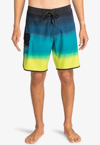 Pantaloni da bagno da uomo con una sfumatura dal blu al giallo, realizzati in materiale leggero, con una vita nera e una tasca cargo.