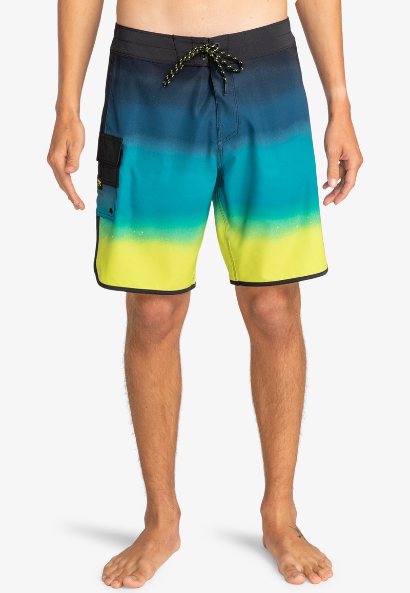 Pantaloni da bagno da uomo con una sfumatura dal blu al giallo, realizzati in materiale leggero, con una vita nera e una tasca cargo.