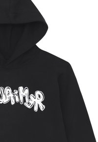 Felpa nera con cappuccio, con testo in stile graffiti bianco sul petto, che mostra il cappuccio e la parte superiore della manica su uno sfondo bianco.