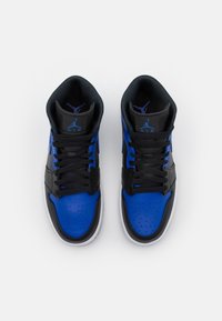 Par de zapatillas altas en negro y azul con cordones negros y logotipos de Air Jordan en la lengüeta, exhibidas sobre un fondo blanco.