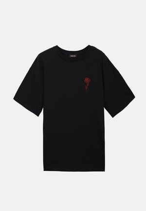 Schwarzes T-Shirt mit kurzen Ärmeln, kleiner roter Rosenstickerei auf der linken Brust und rundem Ausschnitt.