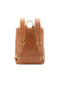 Zaino in pelle marrone con spallacci imbottiti, hardware dorato e una forma strutturata e rettangolare. Dettagli in superficie testurizzata.