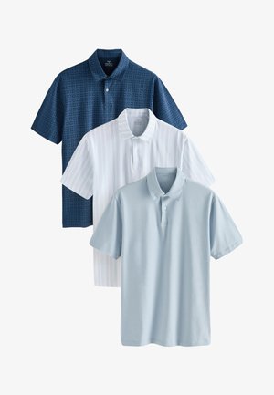 Trei tricouri polo pentru bărbați cu mânecă scurtă în model geometric albastru, dungi verticale albe și albastru deschis uni, toate cu gulere și fante cu nasturi.