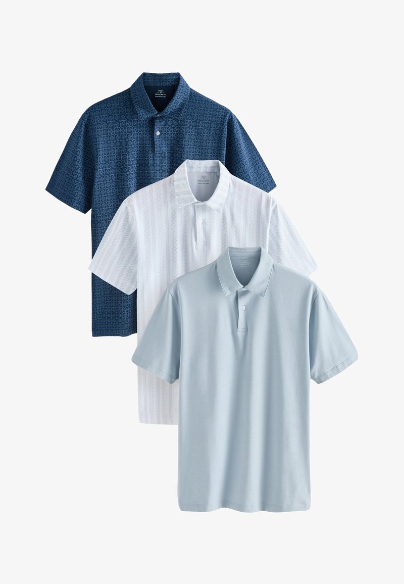 Tri moške polo srajce s kratkimi rokavi v modrem geometričnem vzorcu, belih vertikalnih črtah in enobarvni svetlo modri, vse s ovratniki in obročki z gumbi.