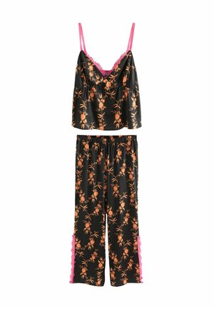 Musta samettinen pyjama-setti, jossa on oranssi kukkakuosi. Settiin kuuluu toppe, jossa on vaaleanpunaista pitsisomistusta, ja yhteen sopivat housut, joissa on vaaleanpunaiset sivukoristeet.
