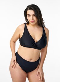 Set di bikini nero con top a incrocio e spalline larghe, e slip alto in vita. Tessuto morbido con finitura opaca.