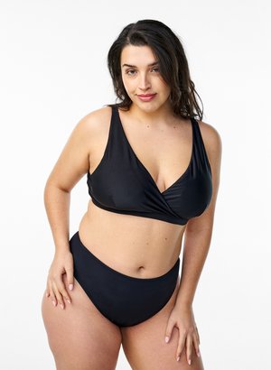 Conjunto de bikini negro que presenta una parte superior de estilo envolvente con tirantes anchos y una parte inferior de corte alto. Tejido suave con un acabado mate.
