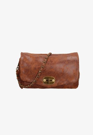 Pochette en cuir brun avec une finition texturée, quincaillerie dorée et une bandoulière en chaîne. Présente un rabat avant avec un fermoir décoratif.