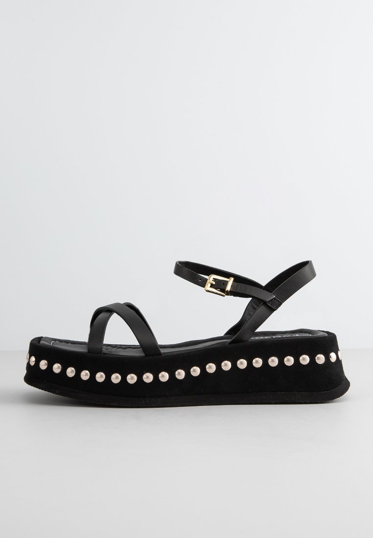 Sandale cu platformă