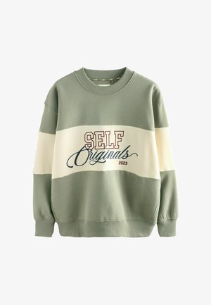 Groen en crèmekleurige pullover trui met een ronde halslijn, geribbelde boorden en de tekst 'SELF Originals 2023' in bordeauxrood en blauw.