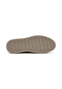 Suola di una sneaker in gomma, con una superficie texturizzata e righe orizzontali per la presa. Il colore è un taupe chiaro/ marrone.