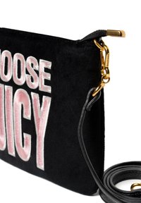 Schwarze Samt-Umhängetasche mit rosa gesticktem Text "CHOOSE JUICY", ausgestattet mit einem goldenen Clip und einem langen schwarzen Tragegurt. Rechteckige Form.